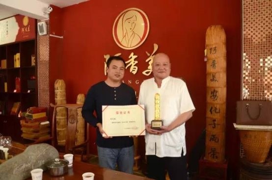 “安化十大制茶大师”、 “阿香美”黑茶技术掌门人——邓龙章